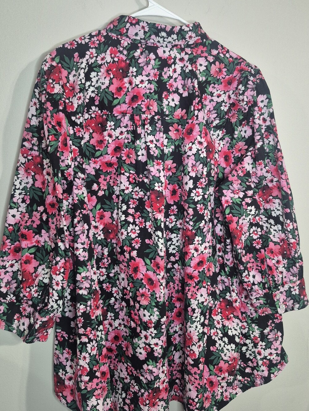 crown & ivy Black Floral Button-Front Pink Blouse Size 3X - Picture 6 of 9
